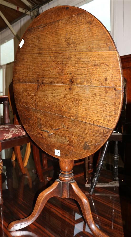 George III circular  oak tripod table(-)